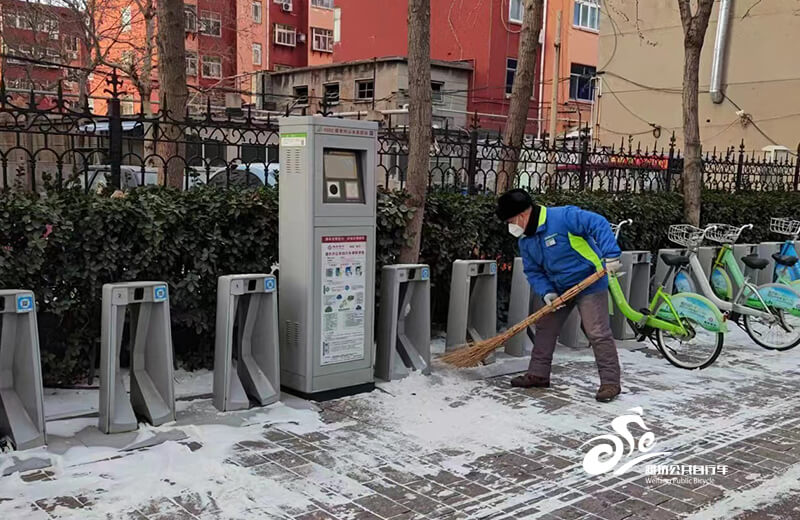 初雪至，自行车人清雪忙4
